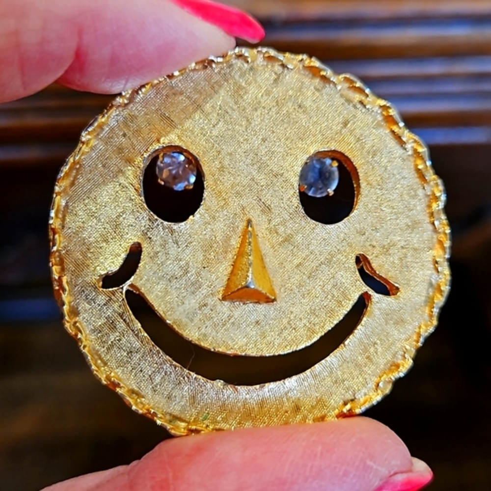SMILING VTG‎ FACE BROOCH/ PENDANT